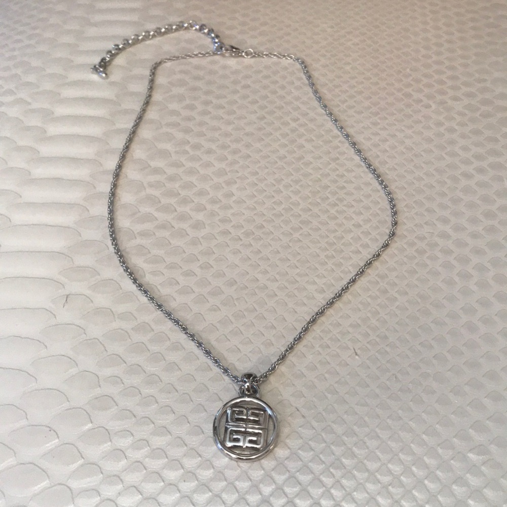 ⭐️Vintage Givenchy logo necklace⭐️